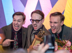 Ruotsin Euroviisuedustaja 2025 KAJ yhtye juhlimassa Melodifestivalen voittoa.