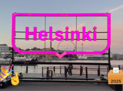 Helsinki kyltti Kauppatorin edustalla. Kulmissa näkyy vedonlyöntikuvitusta.