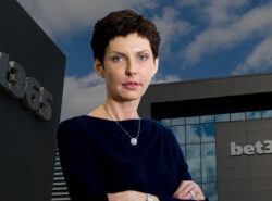 Denise Coates Bet365 toimiston edessä.