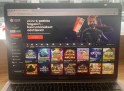 Kuvassa tietokoneella auki Ninja Casinon etusivu.