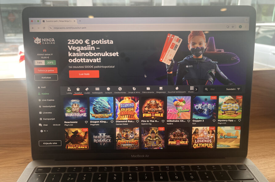 Kuvassa tietokoneella auki Ninja Casinon etusivu.
