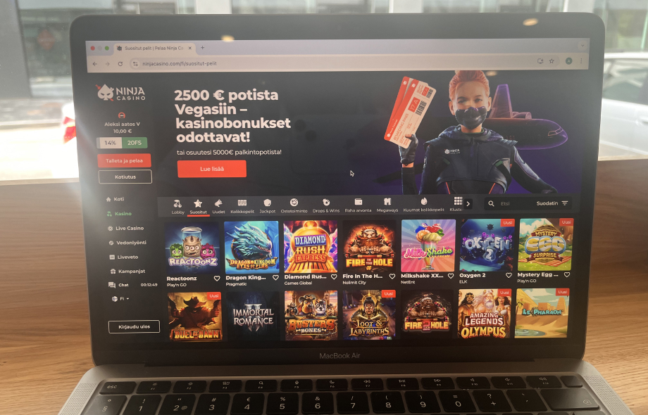 Kuvassa tietokoneella auki Ninja Casinon etusivu.