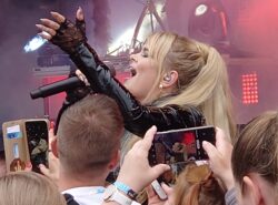 Suomen Euroviisuedustaja Erika Vikman esiintymässä.