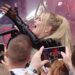 Suomen Euroviisuedustaja Erika Vikman esiintymässä.