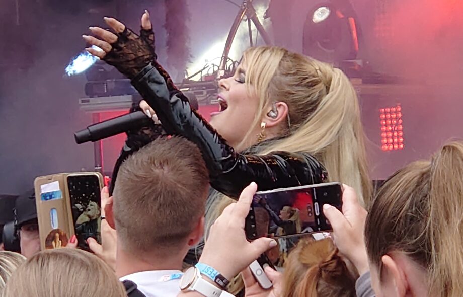 Suomen Euroviisuedustaja Erika Vikman esiintymässä.