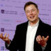Elon Musk Polymarketin sivuston edessä.