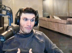 Kuvassa TrainWrecksTV hänen striimausstudiossaan, hän näyttää tuplapeukut.