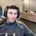 Kuvassa TrainWrecksTV hänen striimausstudiossaan, hän näyttää tuplapeukut.