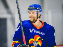 Jokerit pelaaja Veikkaus-paita päällä.