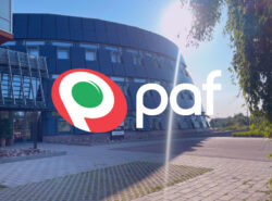 Kuva modernista toimistorakennuksesta auringonpaisteessa, jossa Pafin logo ja nimi näkyvät edessä, ympäröitynä vihreällä alueella ja puilla.
