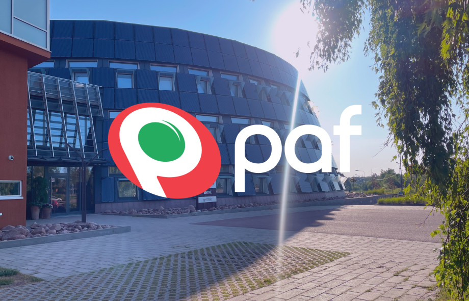 Kuva modernista toimistorakennuksesta auringonpaisteessa, jossa Pafin logo ja nimi näkyvät edessä, ympäröitynä vihreällä alueella ja puilla.
