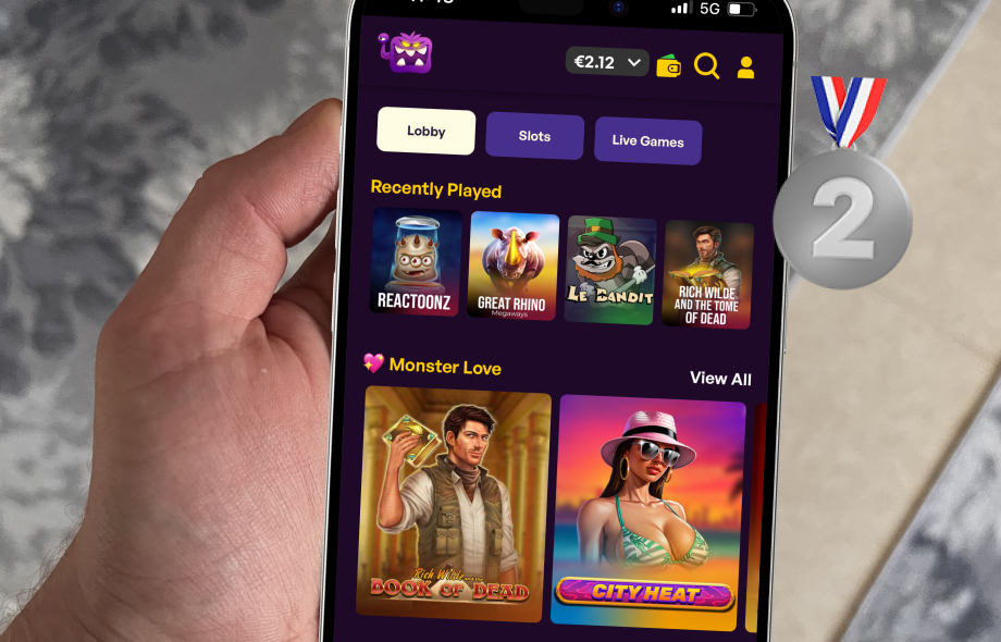 Slottimonsterin mobiilinäkymä ja vieressä hopamitali