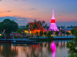 Wat Phra Samut Buddhalainen temppeli Thaimaassa auringonlaskun aikaan.