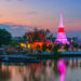Wat Phra Samut Buddhalainen temppeli Thaimaassa auringonlaskun aikaan.
