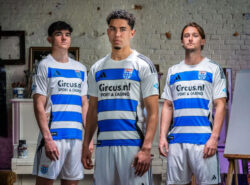 PEC Zwolle jalkapallojoukkue kenellä rahapelisponsori paidoissa.