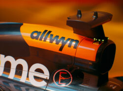 Allwyn-rahapeliyrityksen logo Mclaren F1 autossa.