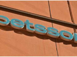 Betssonin logo yhtiön toimiston ulkoseinällä.