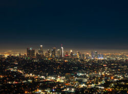 Los Angeles valaistuna yöllä.