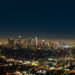Los Angeles valaistuna yöllä.