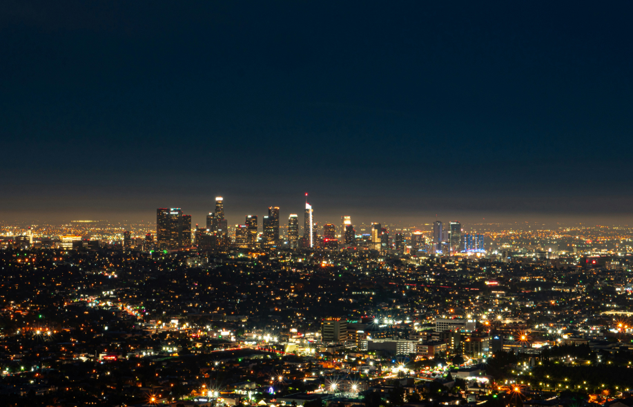 Los Angeles valaistuna yöllä.