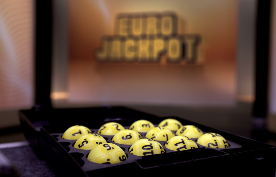 Lottopalloja Eurojackpot logon edessä