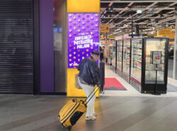 Ihminen kävelee Veikkauksen Eurojackpot rahapelimainoksen ohi Tripla kauppakeskuksessa Helsingissä.