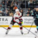 Ottawa Senatorsin Brady Tkachuk kiekkoilee Seattle Krakenia vastaan NHL-ottelussa, taustalla yleisö seuraamassa peliä.