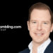 Kuvassa Gambling.com yhtiön perustaja ja johtaja Charles Giesspie ja yhtiön logo.