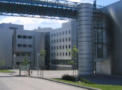 Kuvassa näkyy Tampereen yliopiston Pinni B -rakennus, jossa sijaitsee yhteiskuntatieteiden tiedekunta ja osa tutkimusyksiköistä.