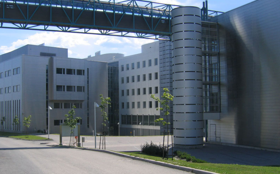 Kuvassa näkyy Tampereen yliopiston Pinni B -rakennus, jossa sijaitsee yhteiskuntatieteiden tiedekunta ja osa tutkimusyksiköistä.