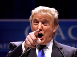 Presidentti Donald J. Trump osoittaa sormella kameran suuntaan.