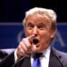 Presidentti Donald J. Trump osoittaa sormella kameran suuntaan.