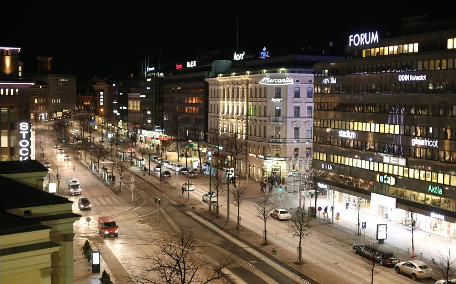 Helsingin Mannerheiminkatua ilta-aikaan.