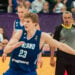 Lauri Markkanen kuvattuna Suomen koripallomaajoukkueen paita päällä pelissä.