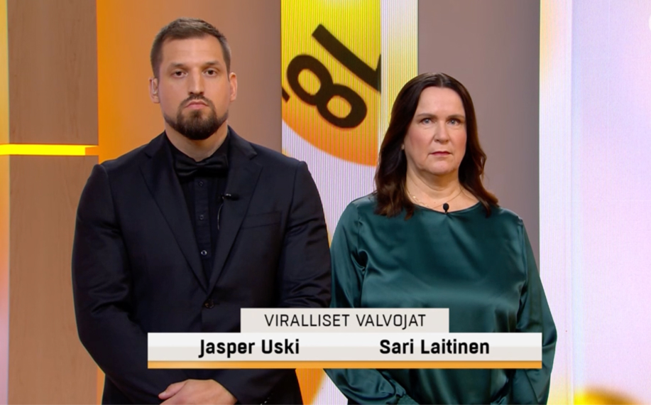 Lotto-arvonnan viralliset valvojat Jasper Uski ja Sari Laitinen studiossa kameran edessä.