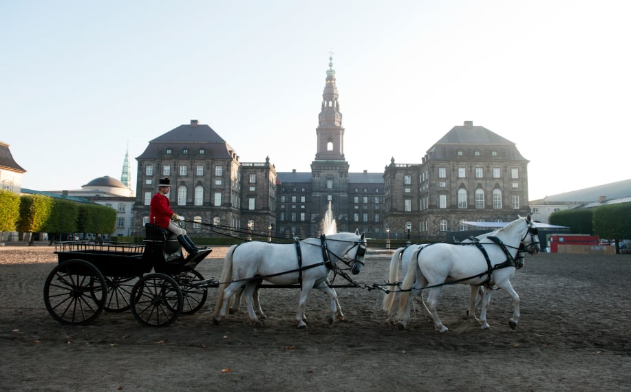 Hevoskärryt parlamenttitalon edessä aukiolla Kööpenhaminassa.