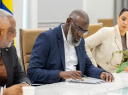 Kuvassa pääministeri Gilmar Pisas kokouksessa Curacaon peliviranomaisen kanssa.