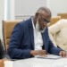 Kuvassa pääministeri Gilmar Pisas kokouksessa Curacaon peliviranomaisen kanssa.