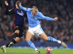 Manchester Cityn Erling Haalandin laukaus torjutaan FC Kööpenhaminan Mohamed Elyounoussilla UEFA Champions League 2023/24 -kilpailun 16. kierroksen toisessa osassa Manchester Cityn ja FC Kööpenhaminan välillä Etihad Stadiumilla 6. maaliskuuta 2024. Rahapelisponsori Unibet näkyy Kööpenhaminan pelaajan paidassa.