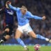 Manchester Cityn Erling Haalandin laukaus torjutaan FC Kööpenhaminan Mohamed Elyounoussilla UEFA Champions League 2023/24 -kilpailun 16. kierroksen toisessa osassa Manchester Cityn ja FC Kööpenhaminan välillä Etihad Stadiumilla 6. maaliskuuta 2024. Rahapelisponsori Unibet näkyy Kööpenhaminan pelaajan paidassa.