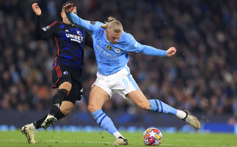 Manchester Cityn Erling Haalandin laukaus torjutaan FC Kööpenhaminan Mohamed Elyounoussilla UEFA Champions League 2023/24 -kilpailun 16. kierroksen toisessa osassa Manchester Cityn ja FC Kööpenhaminan välillä Etihad Stadiumilla 6. maaliskuuta 2024. Rahapelisponsori Unibet näkyy Kööpenhaminan pelaajan paidassa.
