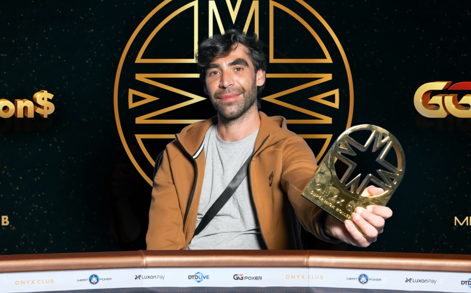 Grégoire Auzoux hymyilee pokeripöydässä pokaali kädessään.