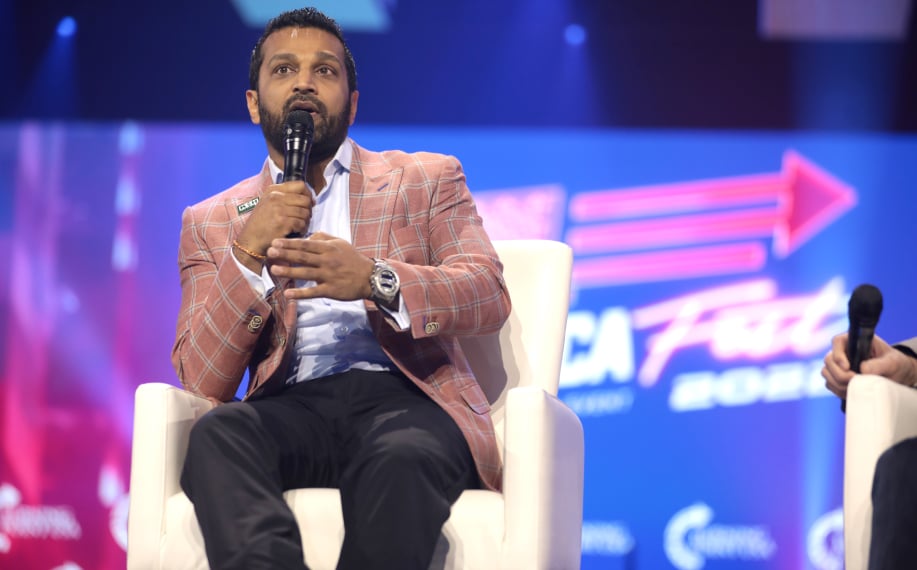Kash Patel siviiliasussa messutilaisuudessa.