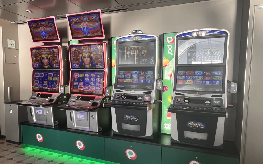 Pafin laivojen kolikkopeliautomaatit. Apple Pay -talletus vahvistetaan automaatin päällä olevalla lisälaitteella.