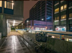 Itä-Pasilaa sateisena iltana.