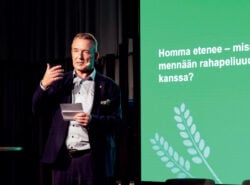 Paf tiedotusvastaava Sverker Skogberg yhtiön tilaisuudessa Helsingissä.