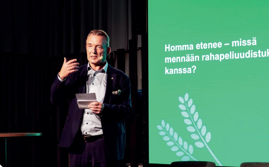 Paf tiedotusvastaava Sverker Skogberg yhtiön tilaisuudessa Helsingissä.
