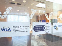 Kuvassa Veikkauksen toimiston ovi Helsingin Pohjois-Haagassa Kehä 1 varrella. Kuvassa näkyy oveen kiinnitetty World Lottery Association (alan etujärjestö) antama sertifikaatti.