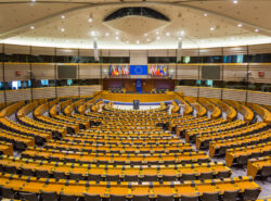 Kuvassa Euroopan Parlamentin istuntosali.