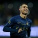 Ronaldo hymyilee Saudi-Arabialaisen jalkapallojoukkueen paidassa.